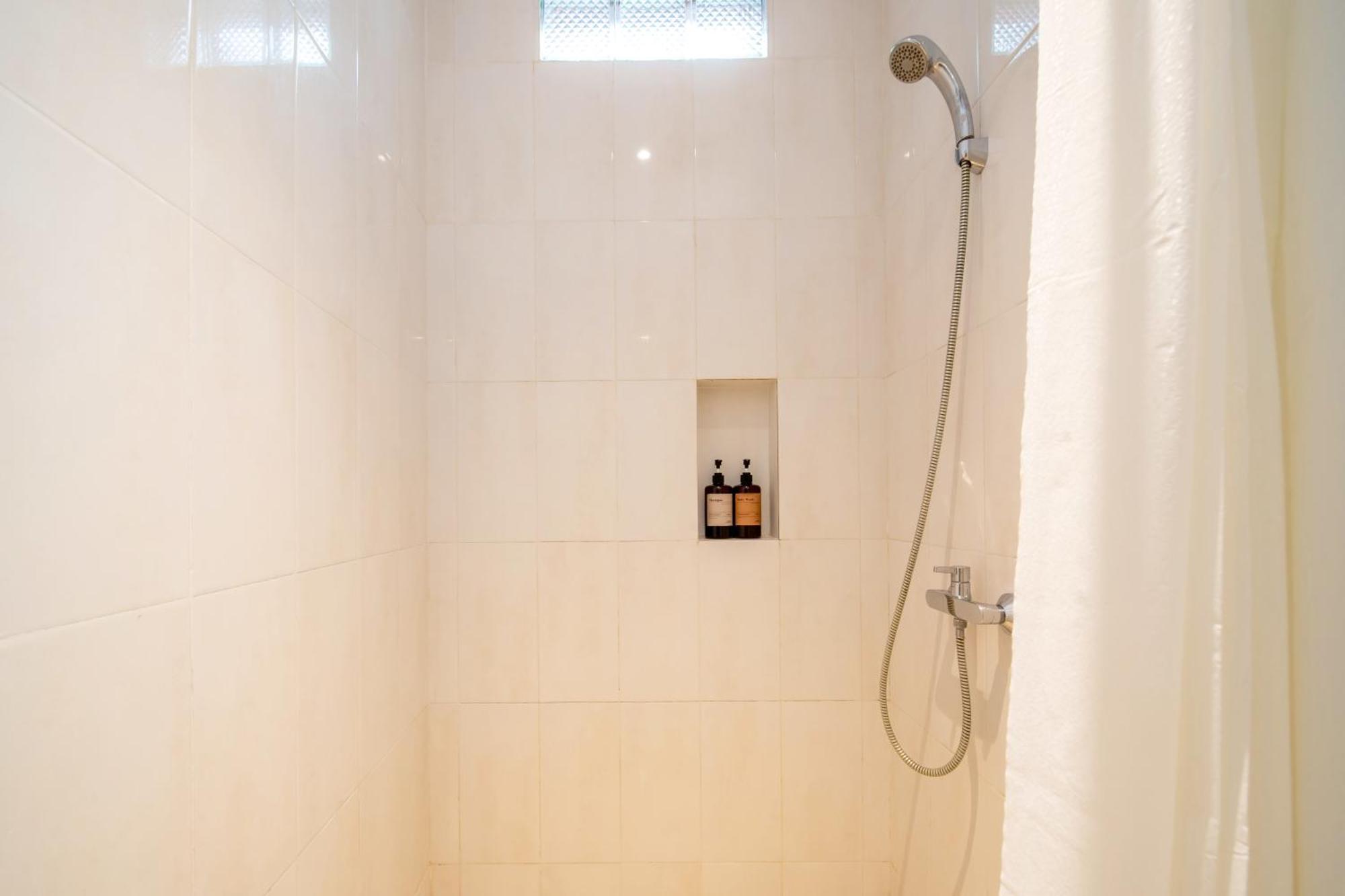 Gelatik Bed And Breakfast Seminyak  Room photo